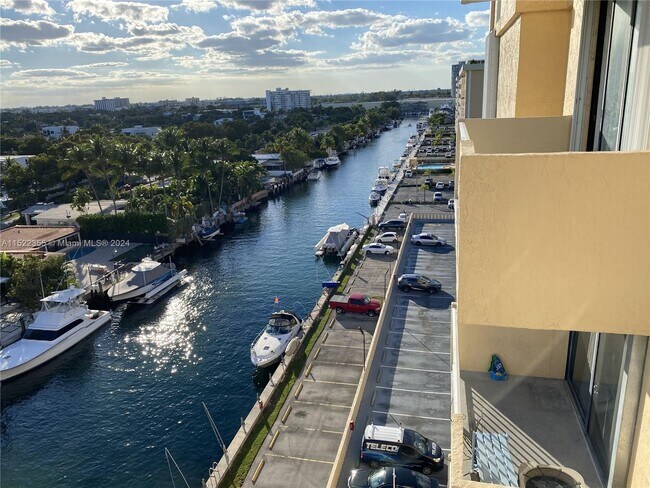 Foto del edificio - 2350 NE 135th St