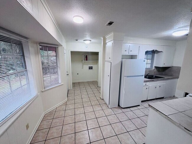 Foto del edificio - 1189 Joanne St