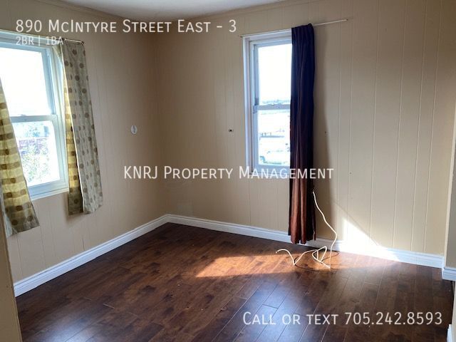 Photo du bâtiment - Freshly Painted Two Bedroom Plus Den Apart...