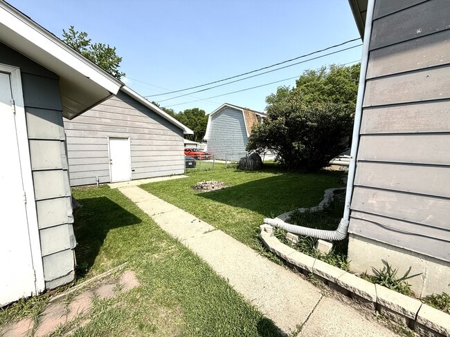 Building Photo - 1530 11th St N