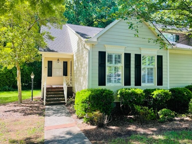 Building Photo - Beautifully updated townhouse