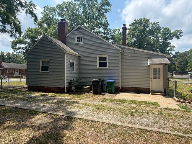 Foto del edificio - 2-bedroom 1 bathroom Cottage on a large lot with 2 large storage building on site