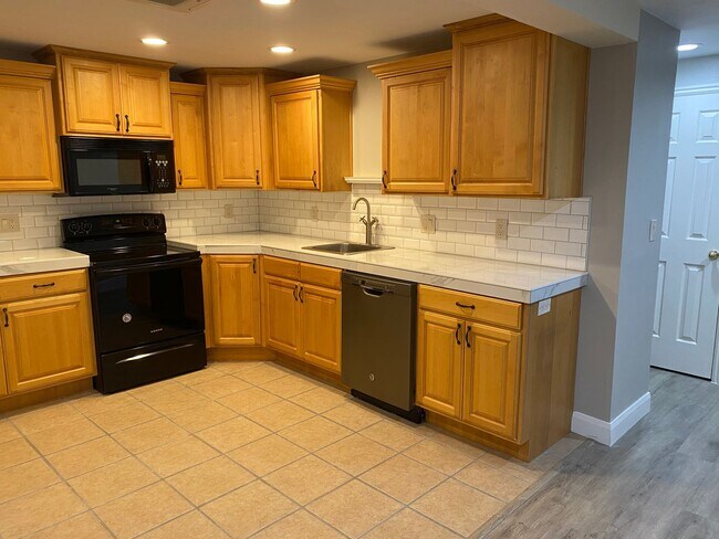 Foto del edificio - WONDERFUL 1 BEDROOM BASEMENT APARTMENT!!