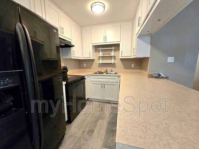 Foto del edificio - 807 Blue Springs Dr
