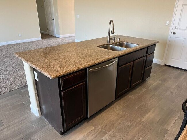 Building Photo - Kerman Single Story 4 Bedroom Available fo...