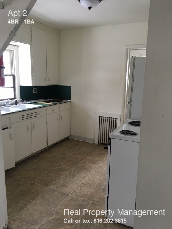 Primary Photo - 4 bed 1 bath next to Ferris State Campus!