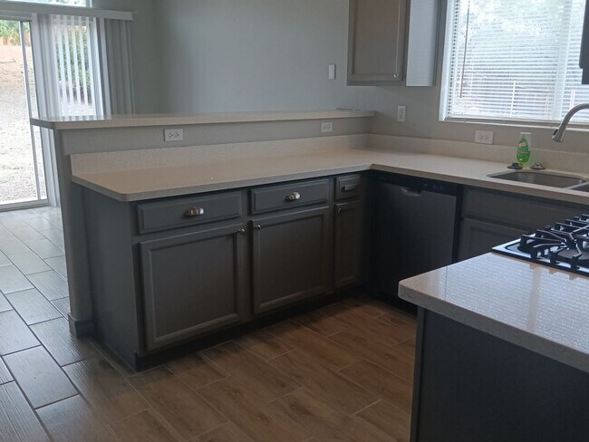 Building Photo - 3 Bedroom, 2 Bathroom Home! Schedule a Sho...