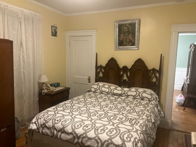 Bedroom - 666 Metropolitan Ave