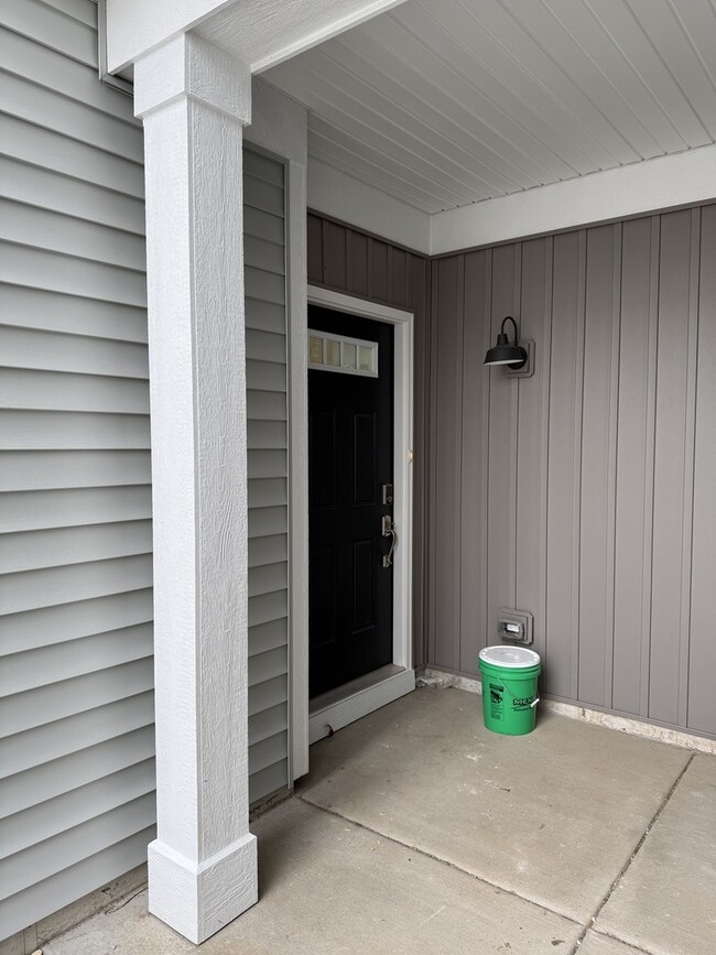 Building Photo - 302 Kingsport Dr