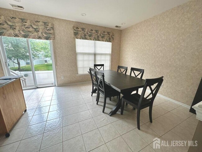 Foto del edificio - 1304 Dahlia Cir