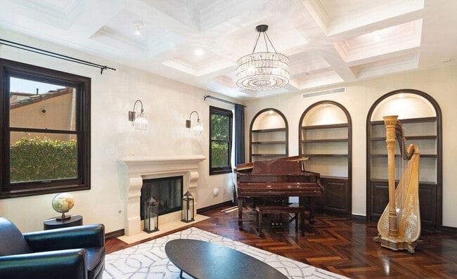 Building Photo - 414 N Fuller Ave