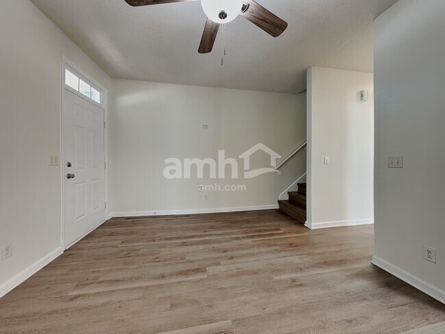 Foto del edificio - 121 Cameron Way Cir