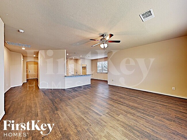 Building Photo - 561 Jamestown Ln