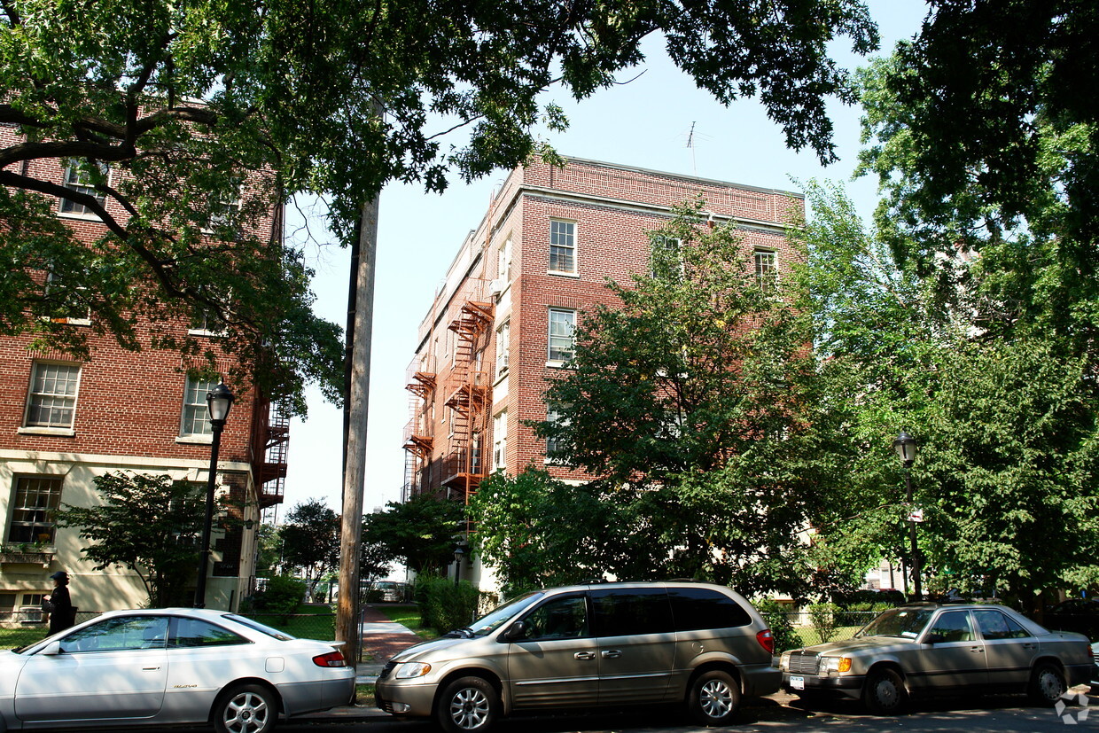 Building Photo - 37-04 Bowne St