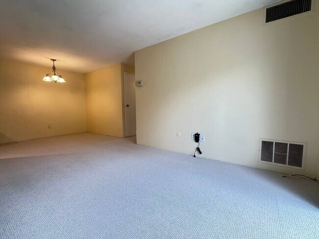 Foto del edificio - 10 Village Hill Ln