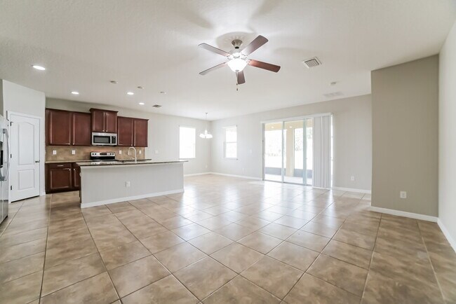 Foto del edificio - 402 Blakely Ct