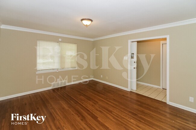 Foto del edificio - 5055 Woodlark Ave