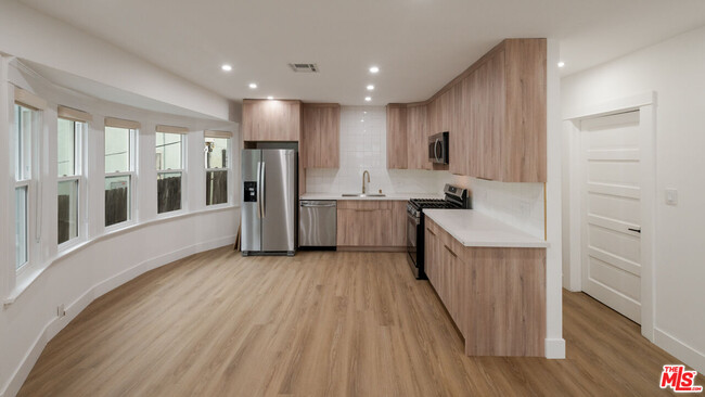Foto del edificio - 5729 Carlton Way