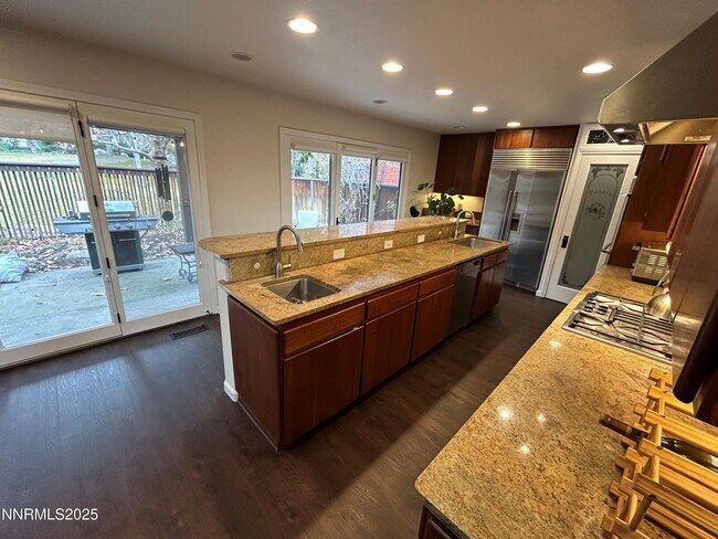 Foto del edificio - 655 E Riverview Cir