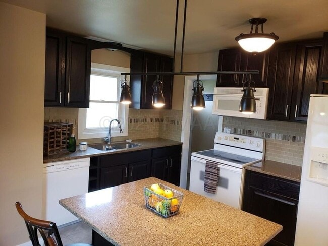 Building Photo - 4 Bedroom Across from MSUM!