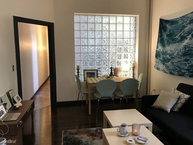 Building Photo - 2 br, 1 bath Apartment - 211 E Broadway