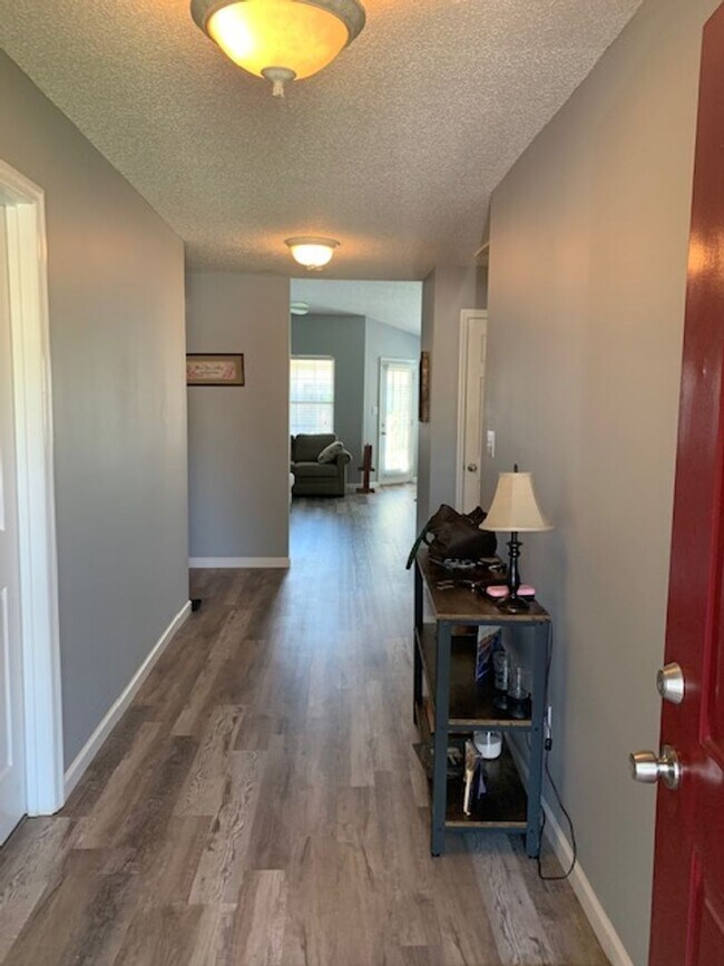 Building Photo - West Knox, beautifully renovated 2BR/2BA 1...
