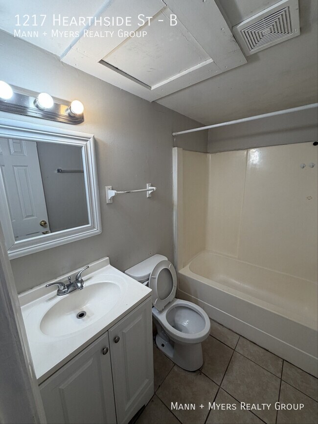 Building Photo - 1217 Hearthside St