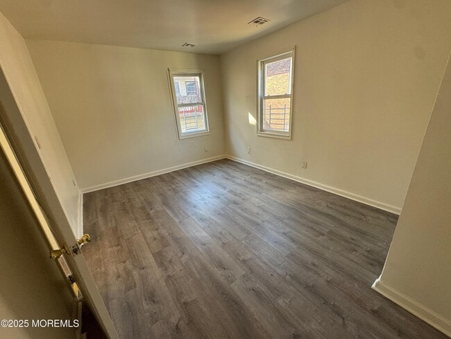 Building Photo - 724 Cortlandt St