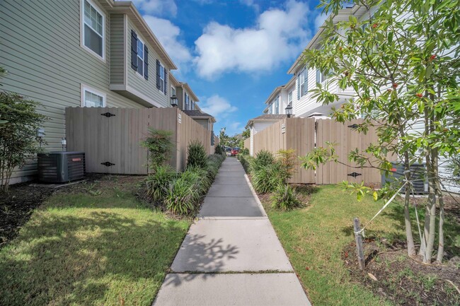 Building Photo - 1652 Halesworth Ln