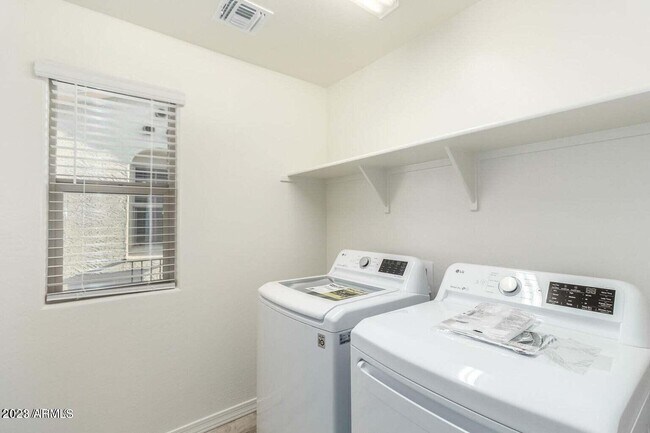 Foto del edificio - 5750 W Raymond St