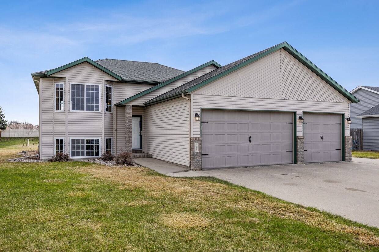 Foto principal - Spacious & Stylish 4-Bedroom Home in West ...