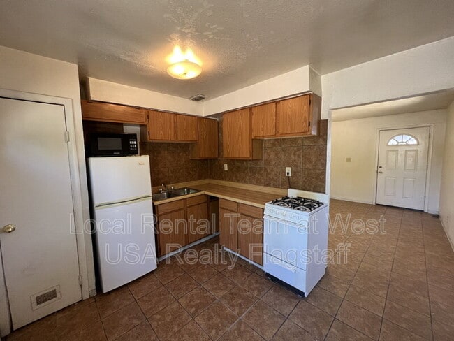 Photo - 117 E Ellery Ave Apartment