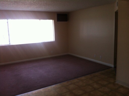 Building Photo - 3050 Lakeside Dr