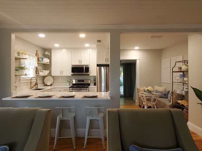Building Photo - Beachside bungalow, fully furnished
