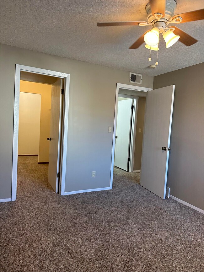 Building Photo - Hollow Hills Apartments