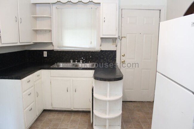Building Photo - 3 bed / 2 bath home