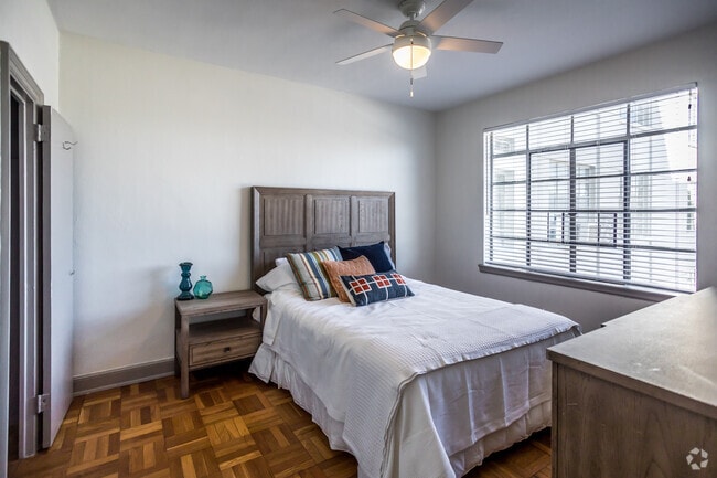 2HAB, 1BA - The Williamsburg - Kimbrough Tower Apartments