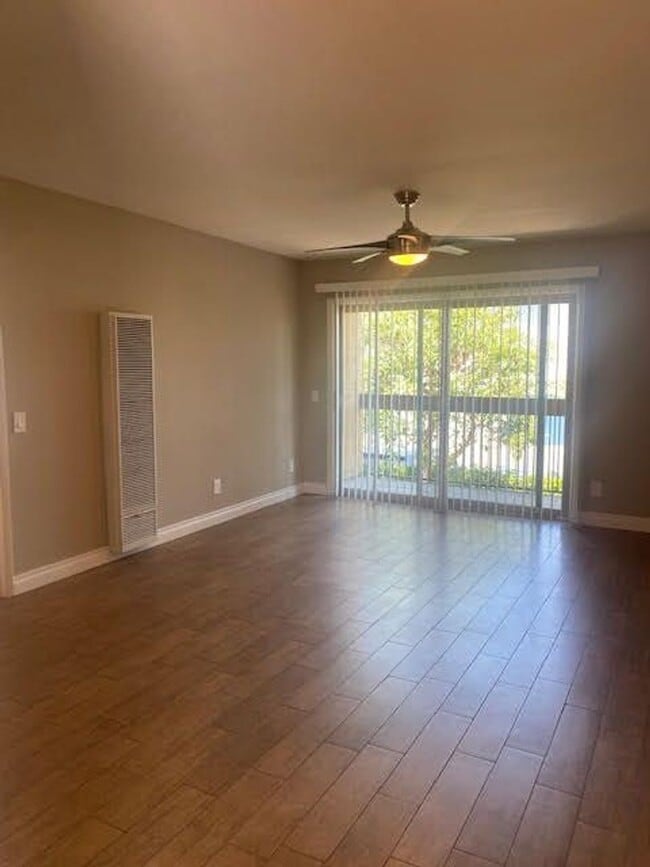 Building Photo - Orange 1 Bedroom