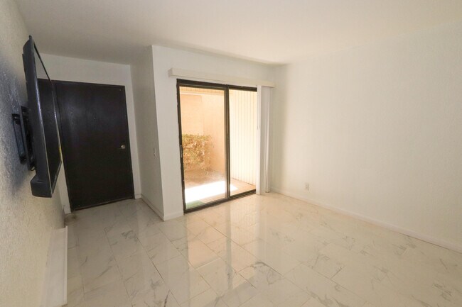 Foto del edificio - 751 Los Felices Cir W