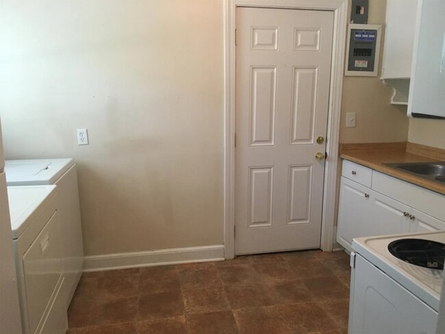 Foto del edificio - Beautiful 2 Bedroom 1 Bathroom Home with Spacious Living and Backyard