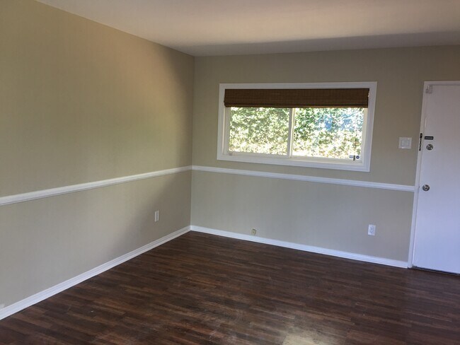 Otra vista de la sala de estar - 184 E 19th St