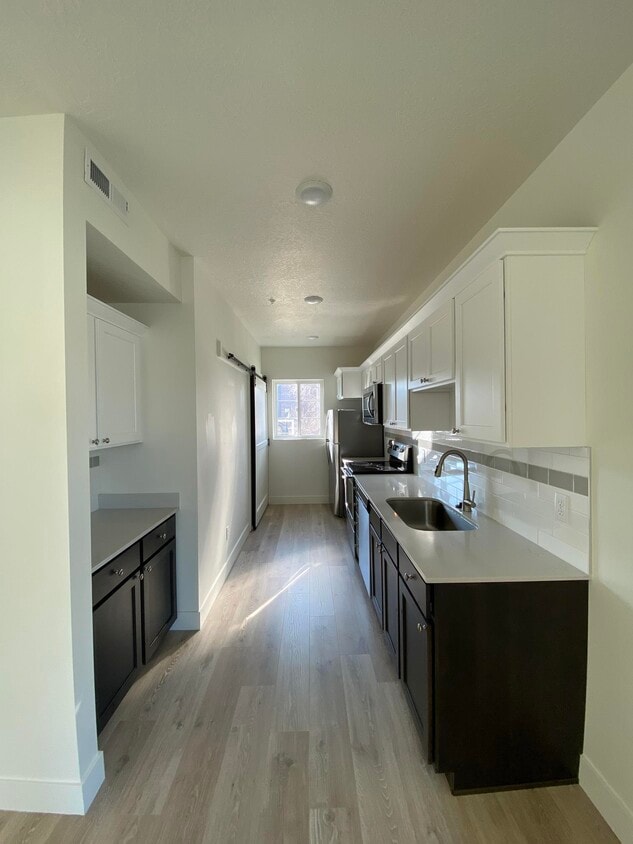 Primary Photo - 1272 E Hudson Ave