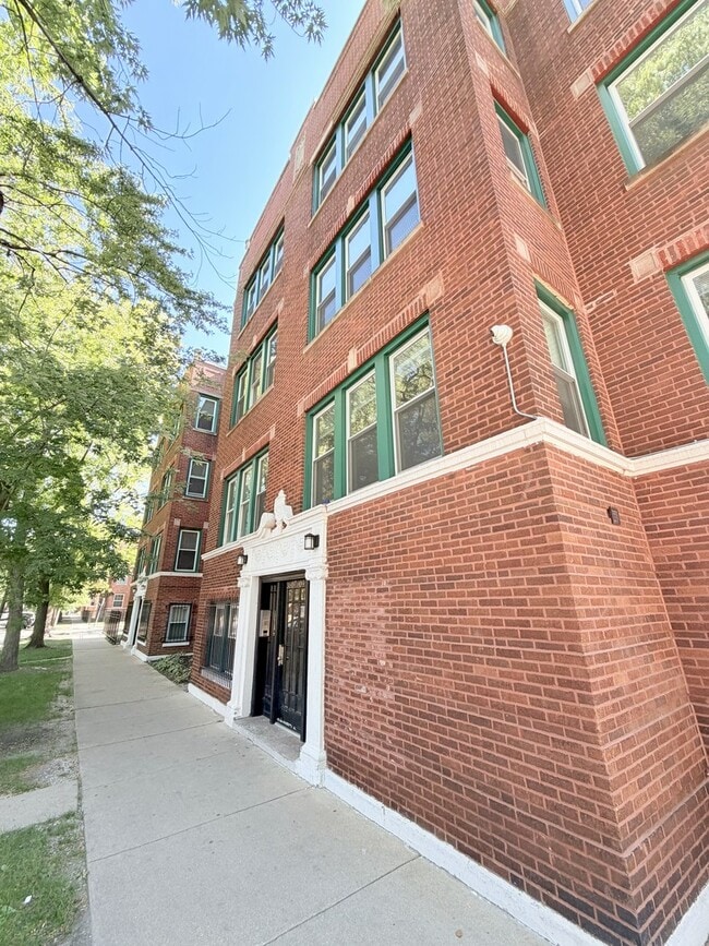 Building Photo - 3607 W Ainslie St
