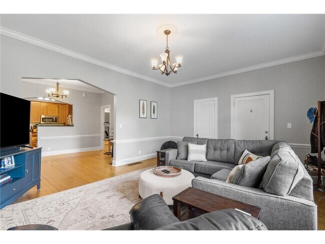 Building Photo - 813 Kenwood Pkwy