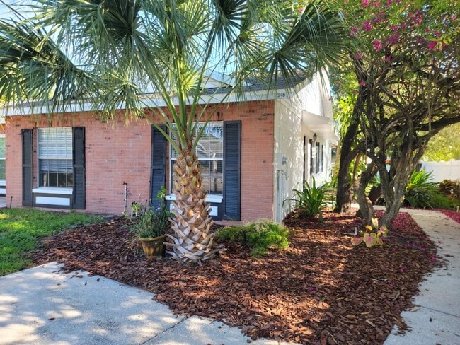 Building Photo - 945 Burlwood St
