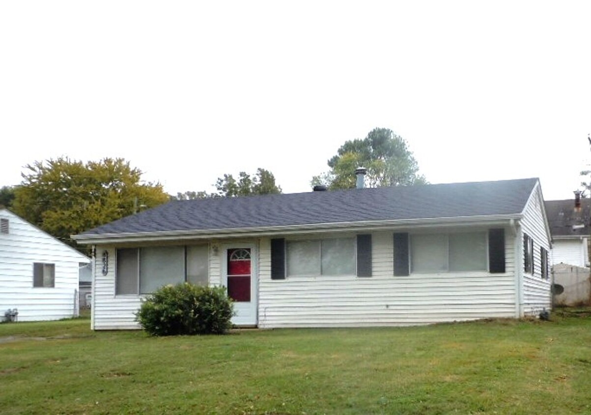 Primary Photo - 3 Bedroom Home with Washer/Dryer Hookups i...