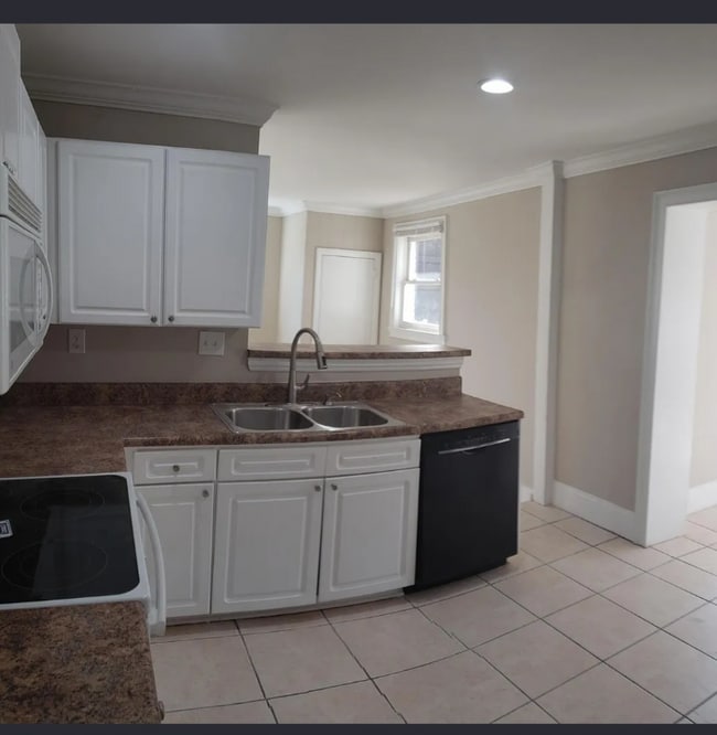 Building Photo - 3119 Eastwood Dr