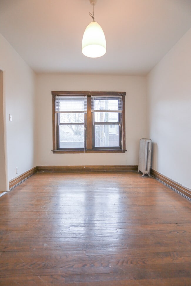 Building Photo - 1518 W Berteau Ave