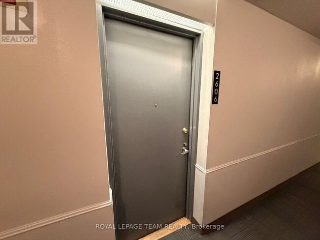 Photo du bâtiment - 1380 Prince of Wales Dr