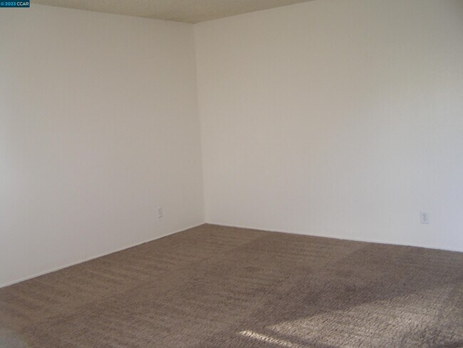 Building Photo - 2122 Peppertree Way